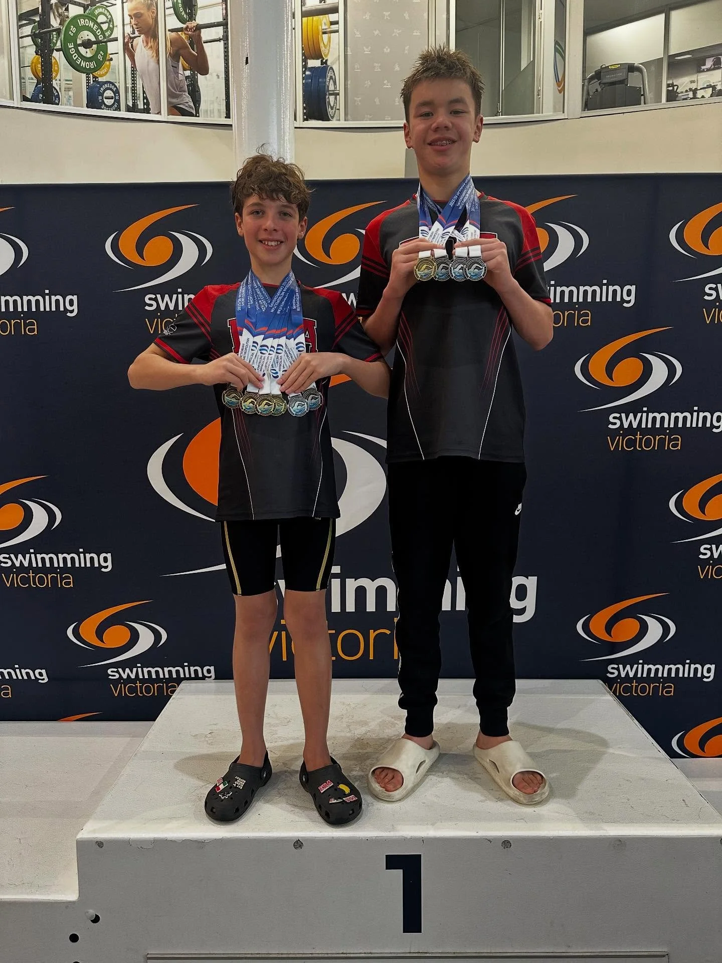 Metropolitan Championships
Day 2:
The morning continued strongly with our juniors once again setting the tone for the day. Daniele and Isaac picked up another 5 medals between them, which included a new Victorian Metro SC Record to Daniele in the 200