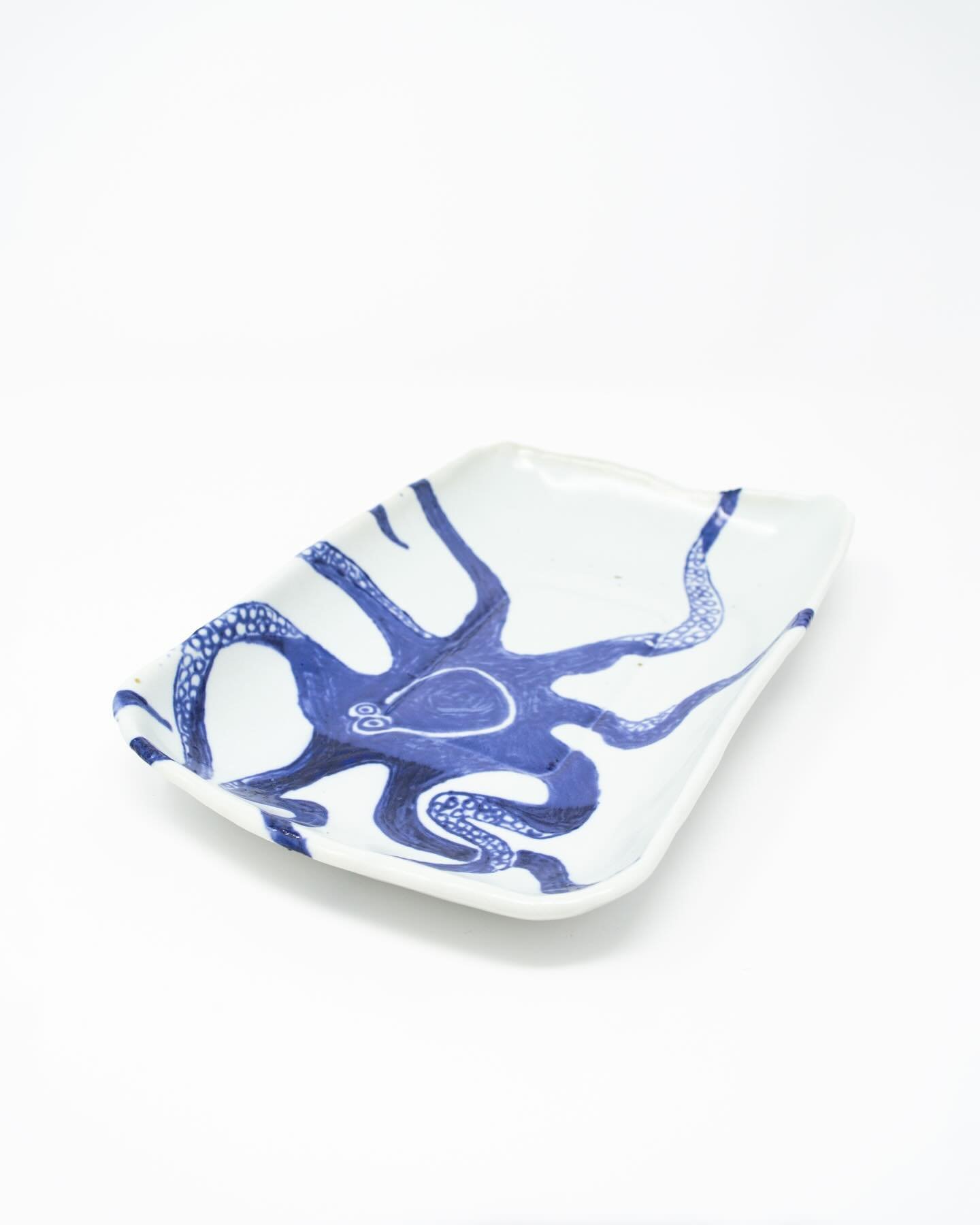 Porcelain tray with octopus illustration #ceramics #porcelain #plate #tray #servingtray #blue #ocean #coast #art #artwork