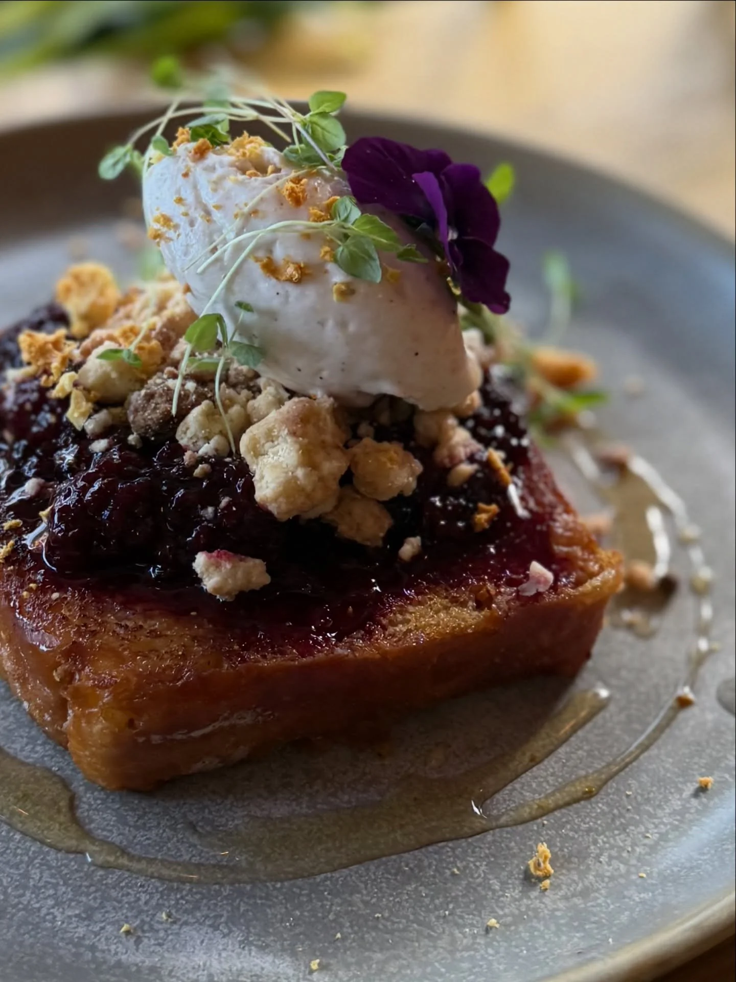 Yep. That time of the week. 
It’s only the weekend 🙌🙌.
Come and celebrate with a mate and filling your face with French toast. 
This weekends special is blackberry crumble with cashew cream. 
Autumn innit 💪💚🌿