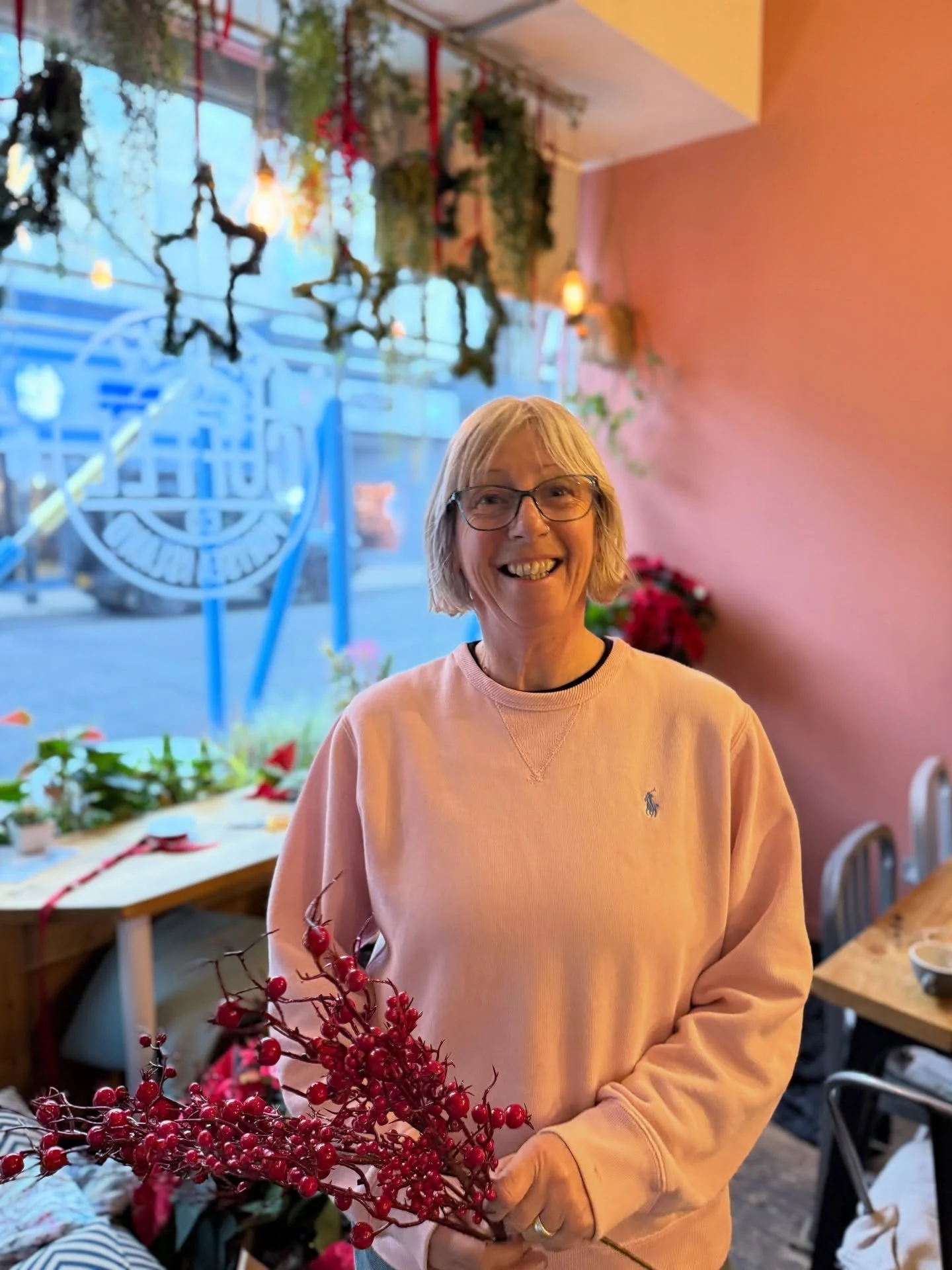 We still miss those Knight &amp; Lee Christmas windows (hands up if you remember 🙋&zwj;♀️). But the festive magic? Alive and blooming thanks to Nia @luvshiftingflowers (with the help of the handsome Ted)

She&rsquo;s been dressing us for years and j
