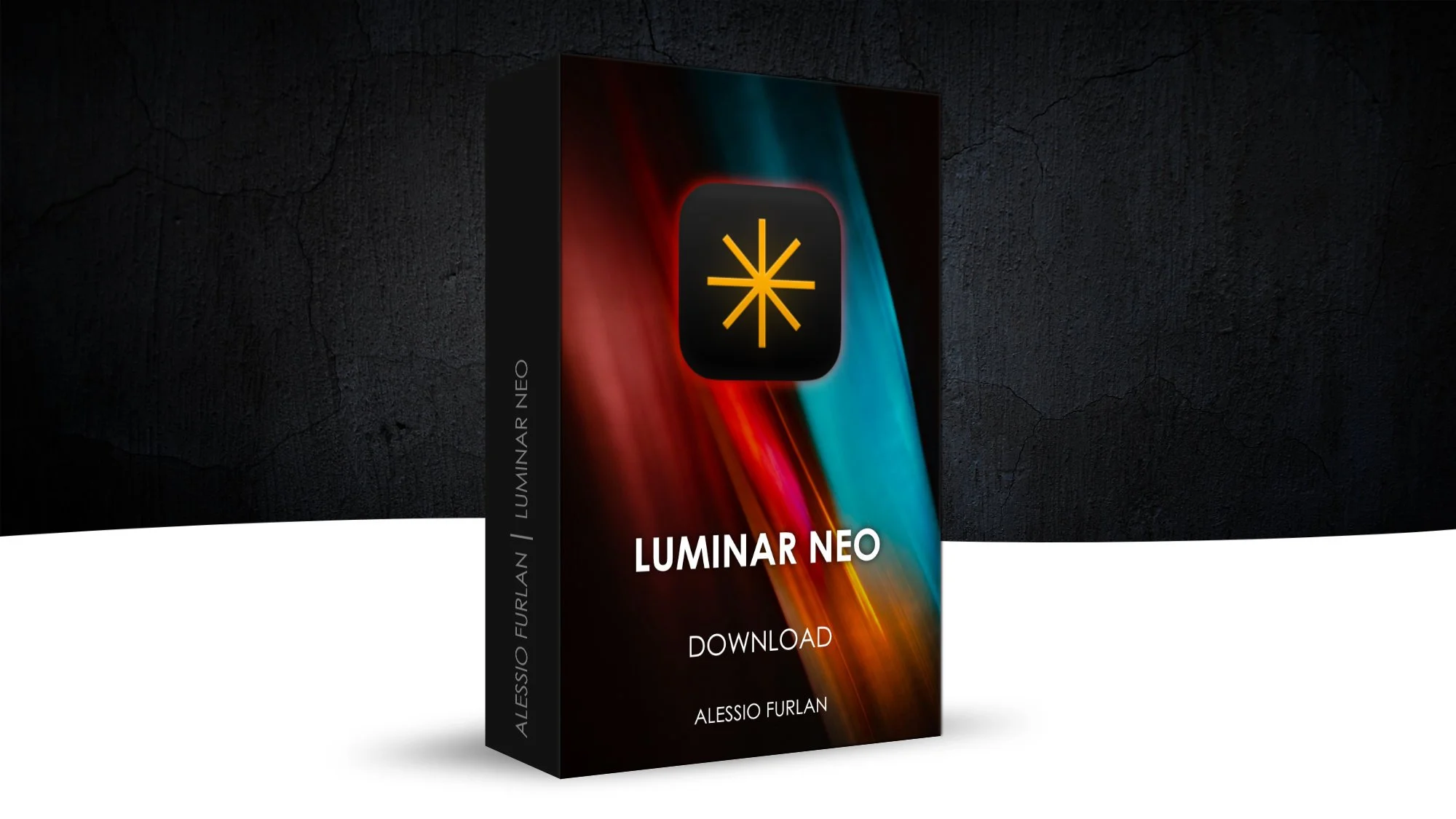 Immagine di una scatola del corso online Luminar Neo, con un'icona di un triangolo e sfondo colorato, scritto in italiano, contro uno sfondo nero e una parete di cemento.