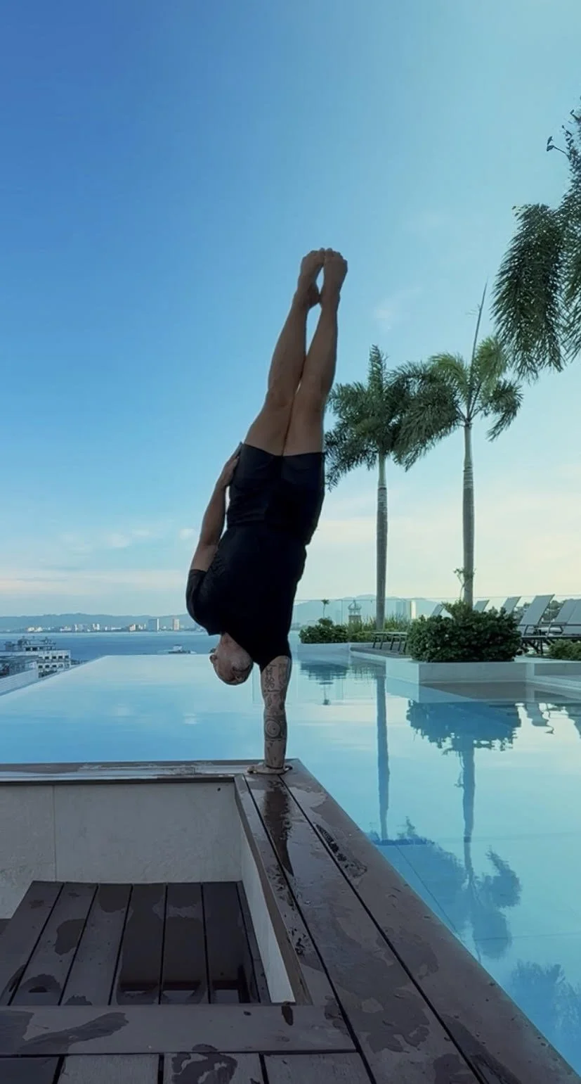 Virgile Handstand.jpg