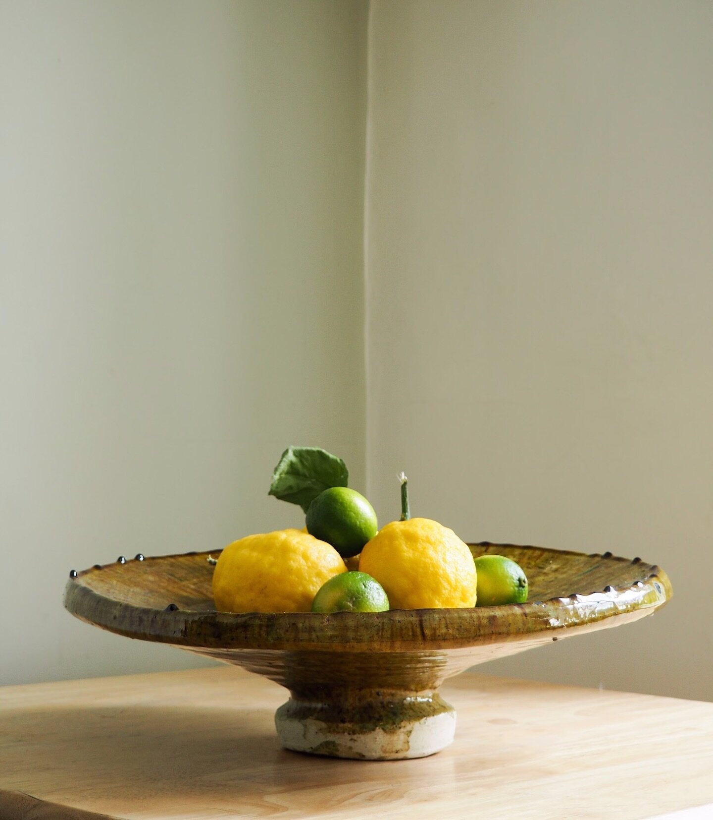 Introducing our radiant ochre glazed platter, just in time to elevate your spring table! 🌼 

Explore the warmth of our ochre glazed pottery just launched on our website 🌱

#tamegroutepottery #ochrepottery #footedplatter