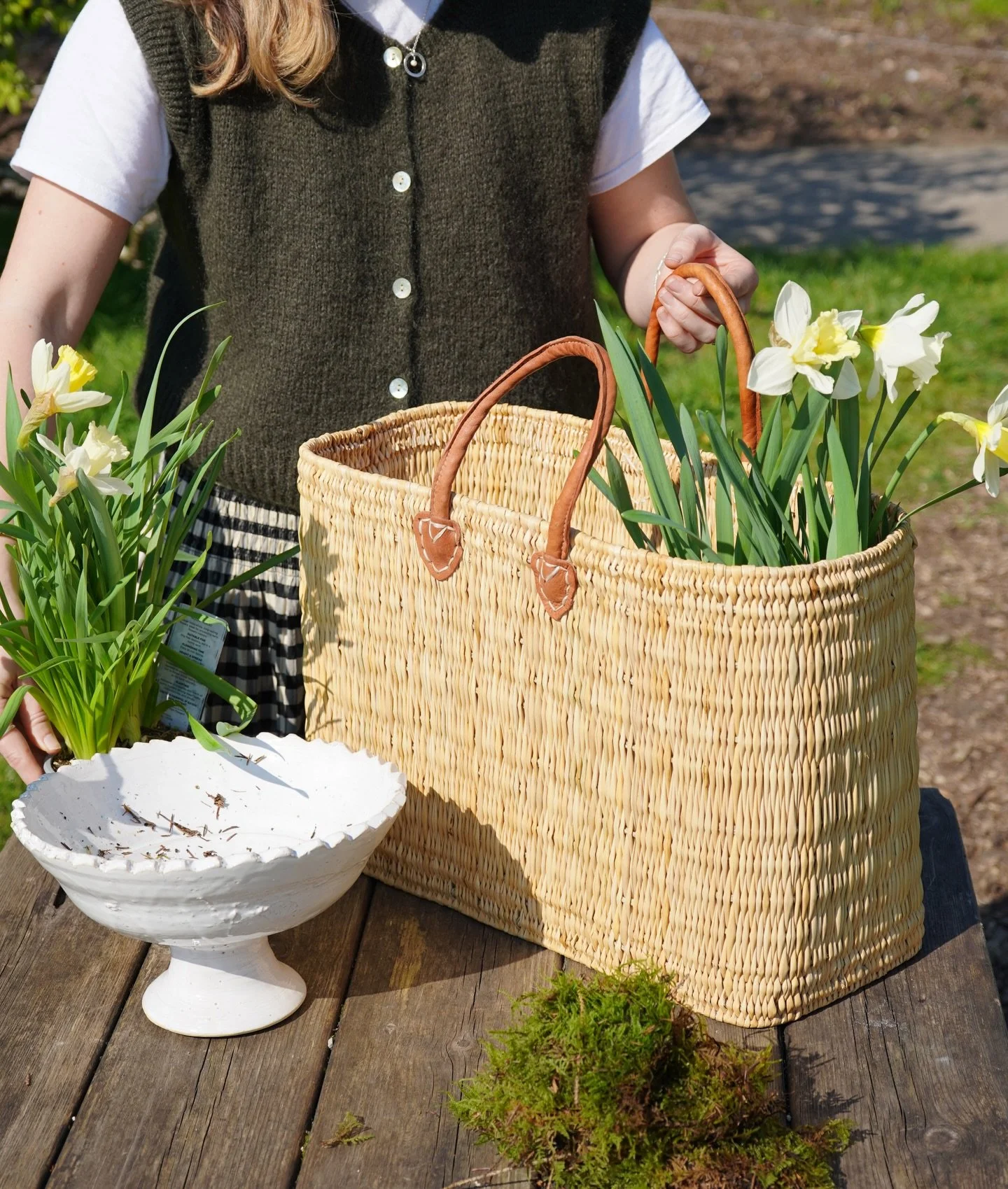 A little planting in the sunshine 🪴 

Wishing everyone a lovely weekend! ☀️