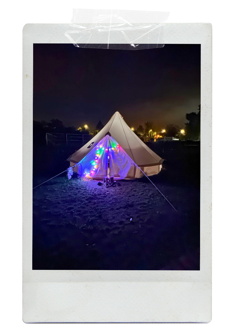 Glamping. Glamping u řeky. Středočeský kraj. Benešovsko. Okres Benešov. Rodinný glamping. Glamping a dětmi. Kempování bez vybavení. Odpočinek s dětmi.