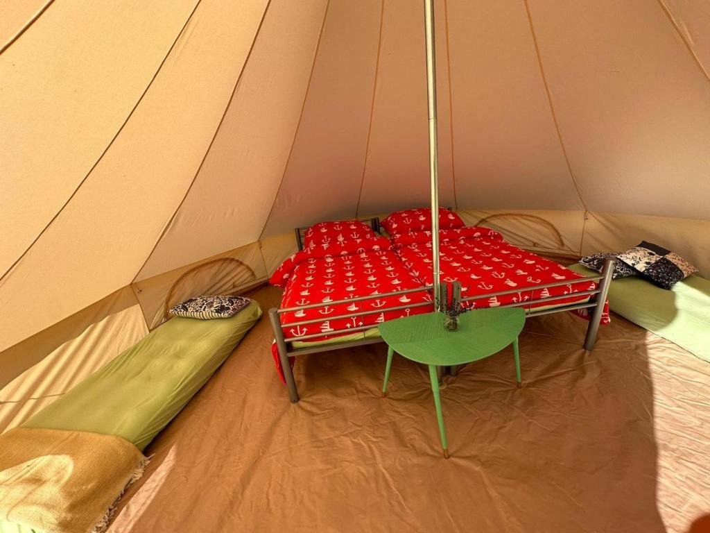 Glamping, kemp na Sázavě, nedaleko Prahy. Vhodné ubytování pro páry, skupiny, firmy i školy.