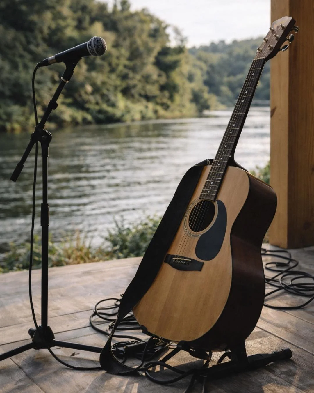 Bez hudby by to zkr&aacute;tka nebylo to prav&eacute; l&eacute;to 🌞🌊
.
Hudebn&iacute; večery na @pinkoletniscena už klepou na dveře. 
Takov&eacute;, kter&eacute; se nevychutn&aacute;vaj&iacute; v prvn&iacute; řadě, ale u stolu bok po boku s na&scar