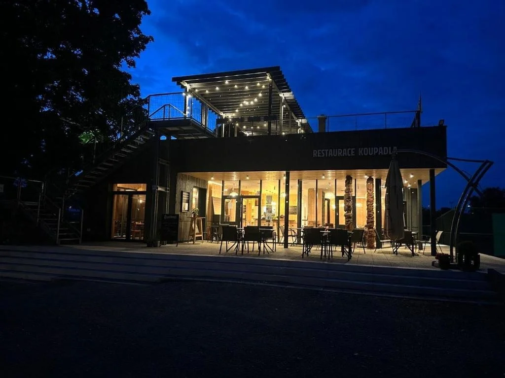 Restaurace Čerčanská Koupadla s terasou a výhledem na Sázavě, nedaleko Prahy.