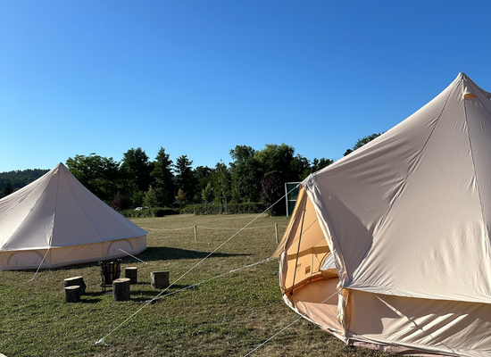 Volnočasový areál Čerčanská koupadla, glamping stany, restaurace, hudba, tenis na Sázavě u Prahy a Benešova
