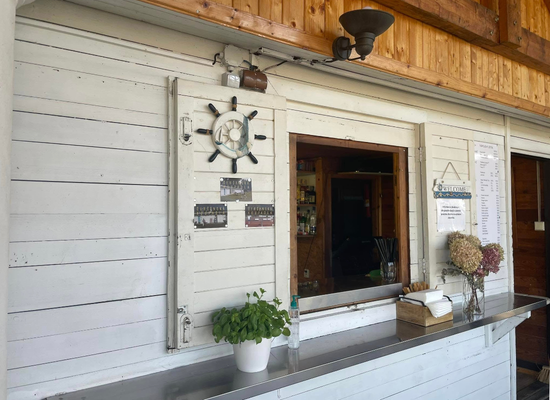 Volnočasový areál Čerčanská koupadla, glamping stany, restaurace, hudba, tenis na Sázavě u Prahy a Benešova