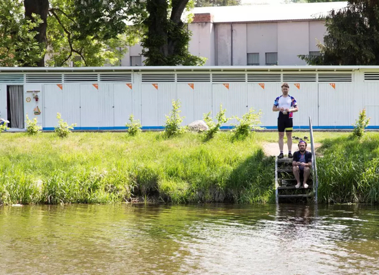 Volnočasový areál Čerčanská koupadla, glamping stany, restaurace, hudba, tenis na Sázavě u Prahy a Benešova