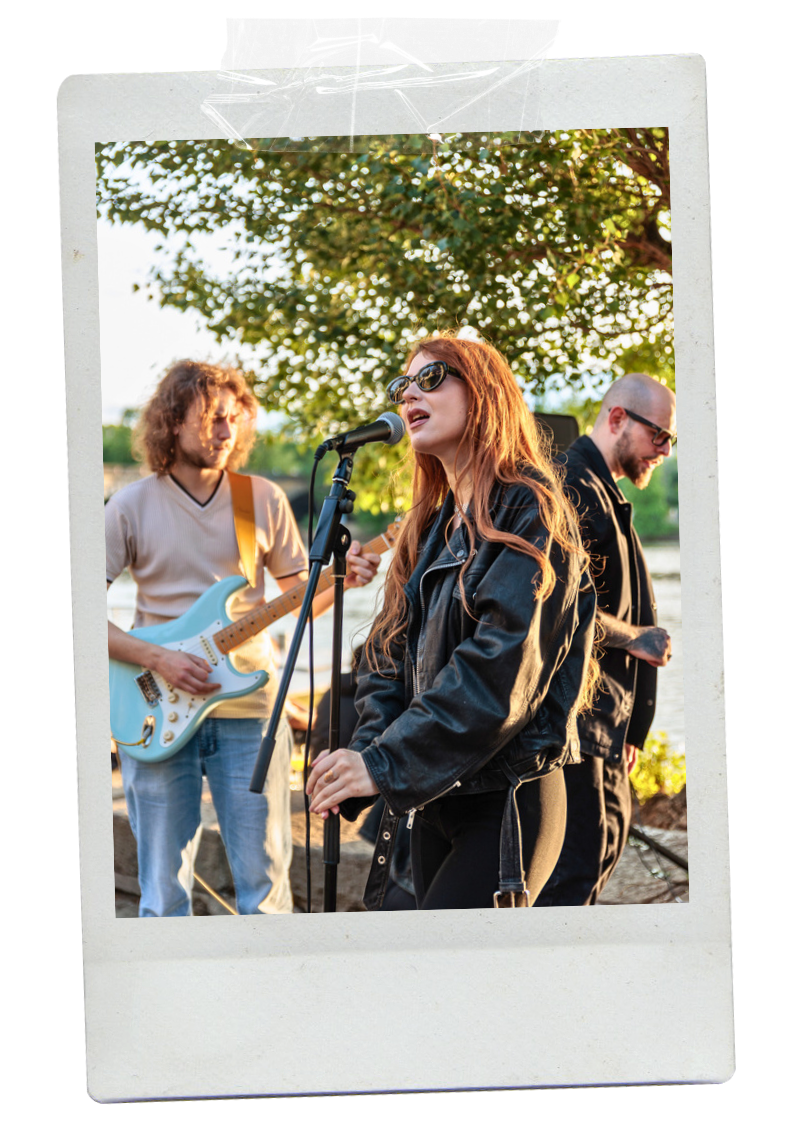 Letní scéna - drobní umělci, velká atmosféra. Jazz, chill, akustika. Staňte se naším vystupujícím. Přijímáme přihlášky. Živá vystoupení ve nádherných prostorách kempu u řeky. Atmosféra. Okres Benešov. Benešovsko.