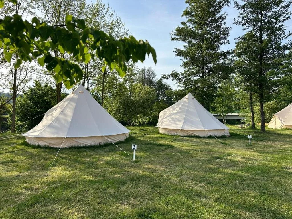 Glamping, kemp na Sázavě, nedaleko Prahy. Vhodné ubytování pro páry, skupiny, firmy i školy.