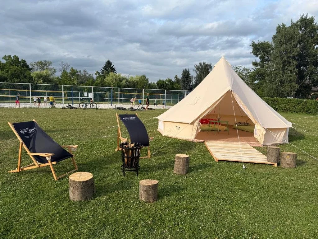 Glamping, kemp na Sázavě, nedaleko Prahy. Vhodné pro jednotlivce, skupiny, firmy i školy.