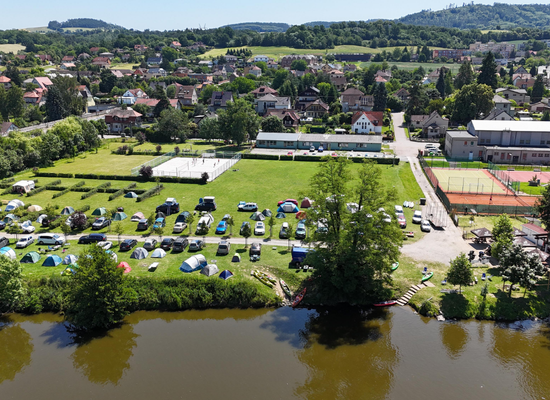 Volnočasový areál Čerčanská koupadla, glamping stany, restaurace, hudba, tenis na Sázavě u Prahy a Benešova