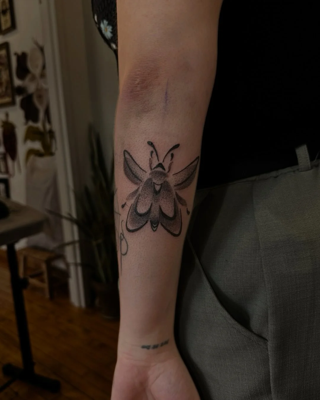 Lil guy from the solstice flash day we had a @sunhidetattoo 🤍
&bull;
machine: @masttattoo.official 
meedles: @jconly_official 
balm&amp;soap: @biotat_ 
stencil: @electrumsupply 
ink: @pantheraink 
&bull;
#Blackwork #Dotwork  #blackworktattoo #Dotwor