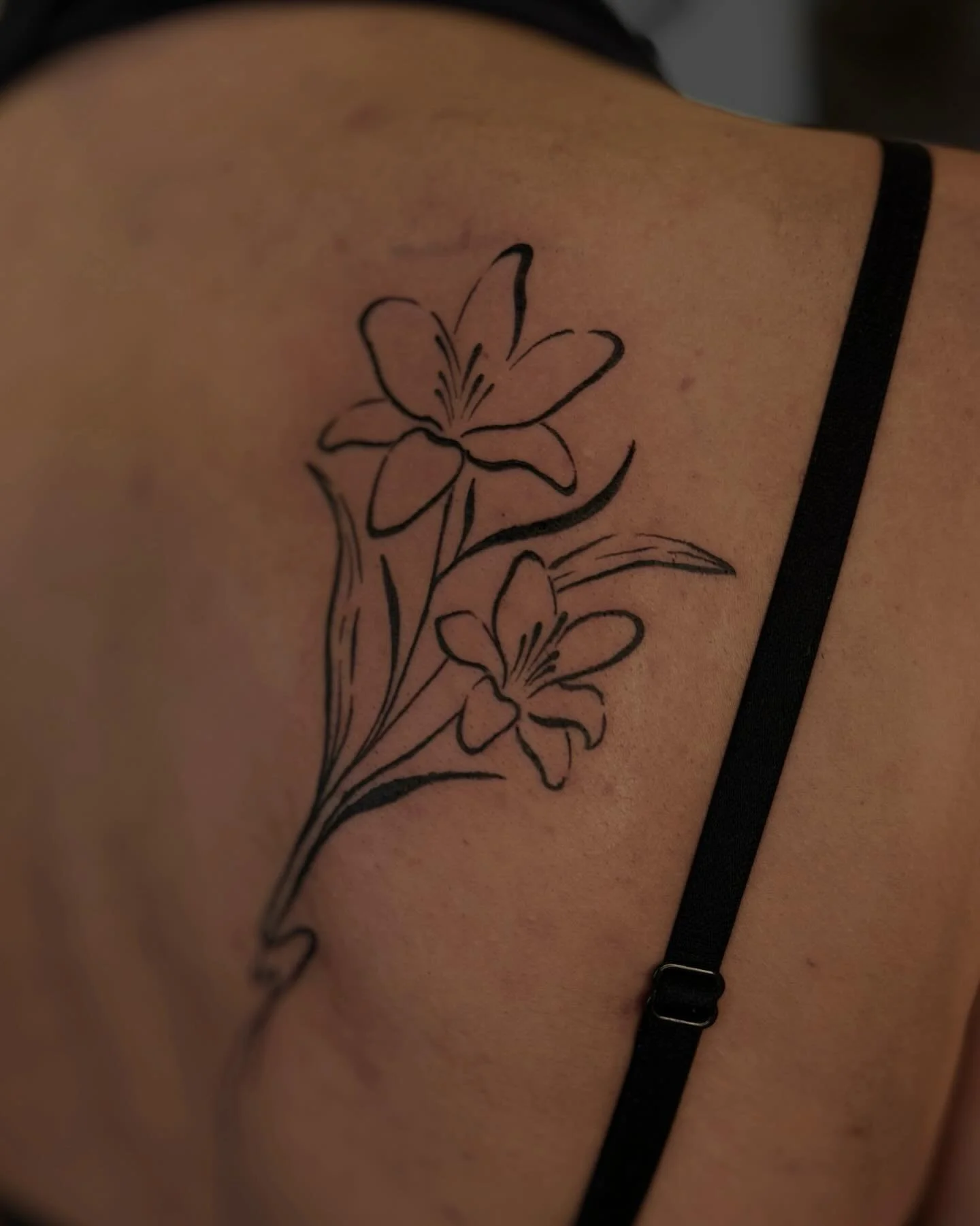 Something a bit different but so lovely 🤍
&bull;
machine: @masttattoo.official 
meedles: @jconly_official 
balm&amp;soap: @biotat_ 
stencil: @electrumsupply 
ink: @pantheraink 
&bull;
#blackworktattoo #dotworktattoo #botanicaltattoo #lily #flower