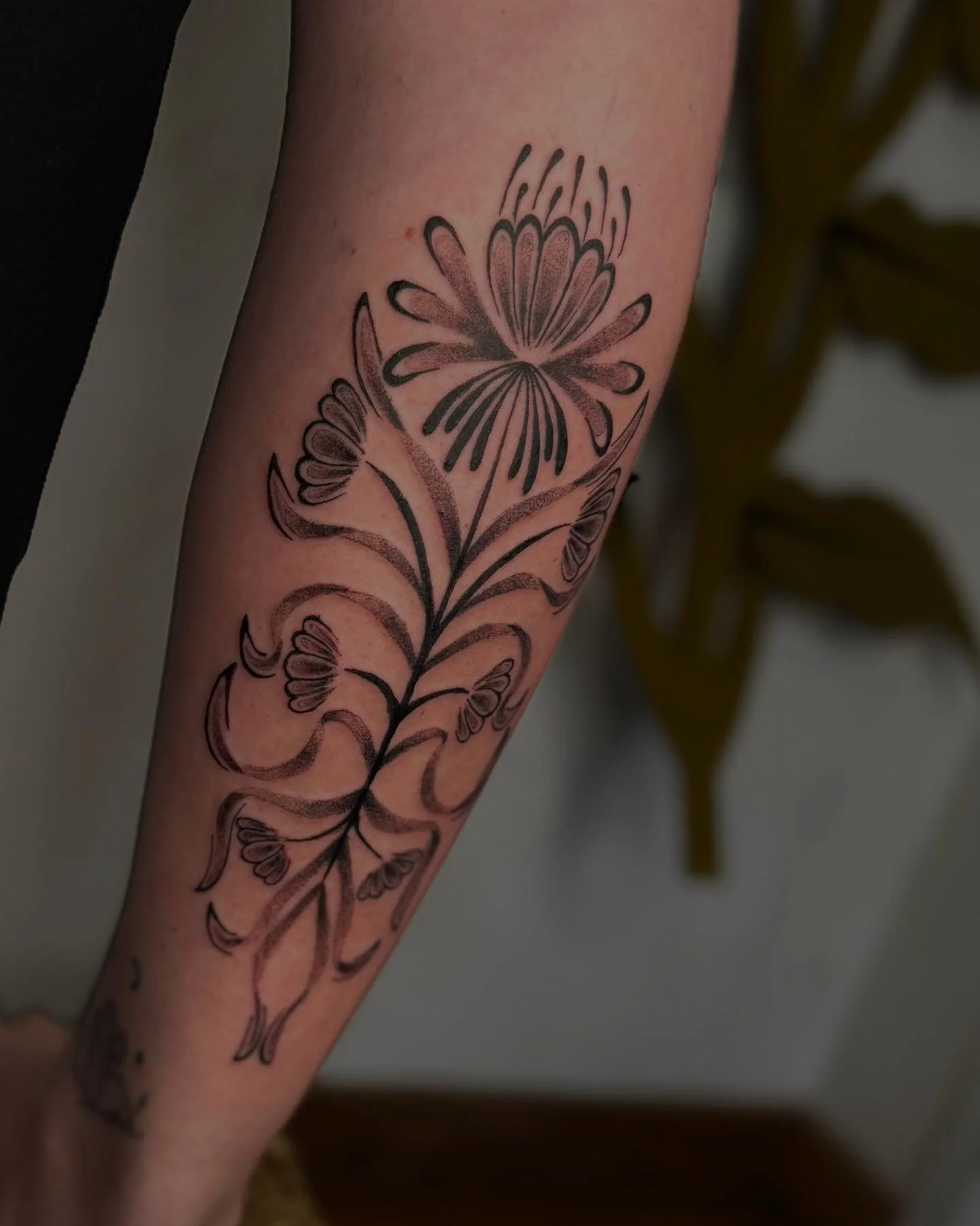 More like this, please 🙏🏻 
&bull;
machine: @masttattoo.official 
meedles: @emalla.official 
balm&amp;soap: @biotat_ 
stencil: @electrumsupply 
ink: @pantheraink 
&bull;
#blackworktattoo #dotworktattoo #ornamentaltattoo #tattoos #tattoo