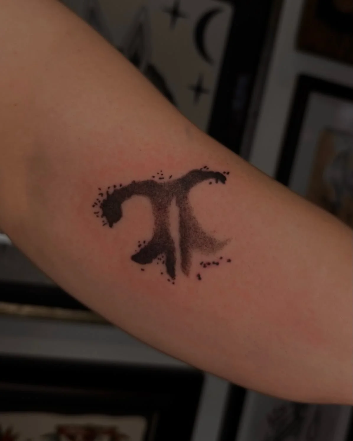 This was such a cool concept for this pup&rsquo;s nose print 🤍
&bull;
machine: @masttattoo.official 
meedles: @emalla.official 
balm&amp;soap: @biotat_ 
stencil: @electrumsupply 
ink: @pantheraink 
&bull;
#blackworktattoo #dotworktattoo #ornamentalt