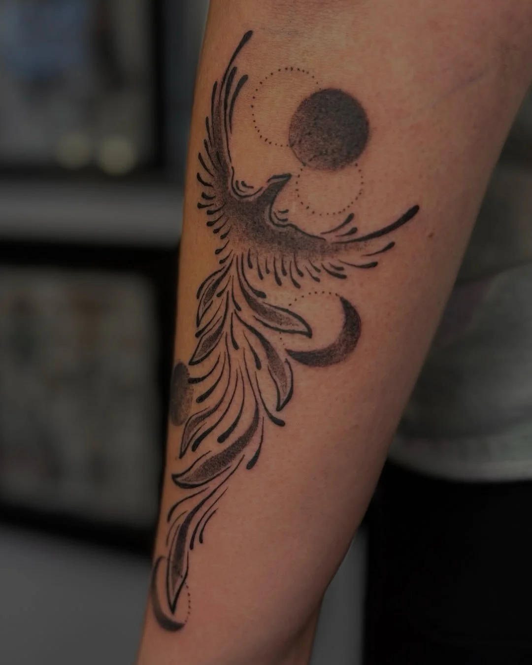 Fun idea for a family tattoo. Each moon is the birth moon for mom, dad and 2 children 🌙 
&bull;
machine: @masttattoo.official 
meedles: @emalla.official 
balm&amp;soap: @biotat_ 
stencil: @electrumsupply 
ink: @pantheraink 
&bull;
#blackworktattoo #