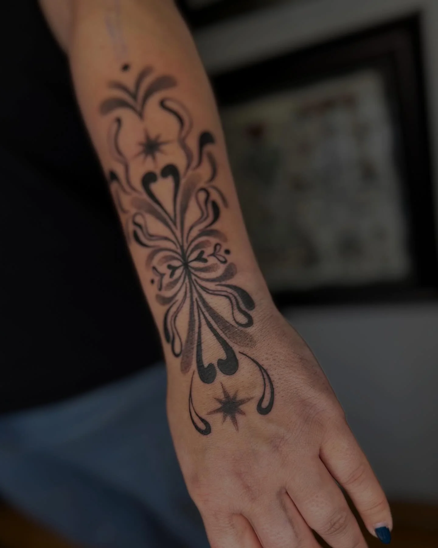 There something so magical about ornamental tattoos. The way they mold to the body, how the add movement, the fact that they are purely decorative. It almost feels like body armour on skin, like ancient markings from another time 🤍
&bull;
&bull;
mac