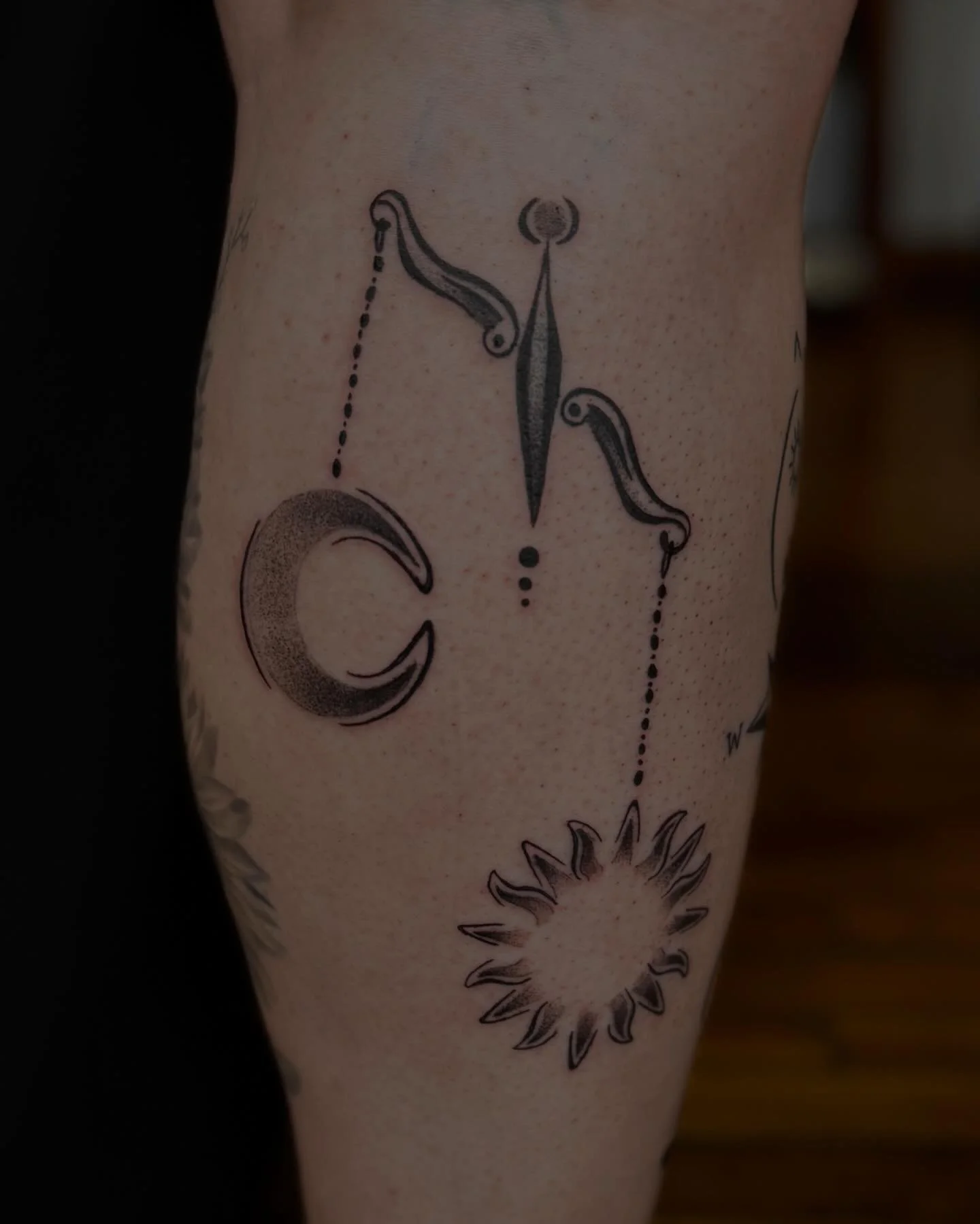 Libra flash ♎️ 
&bull;
machine: @masttattoo.official 
meedles: @emalla.official 
balm&amp;soap: @biotat_ 
stencil: @electrumsupply 
ink: @pantheraink 
&bull;
#blackworktattoo #dotworktattoo #libra #ornamentaltattoo #tattoo
