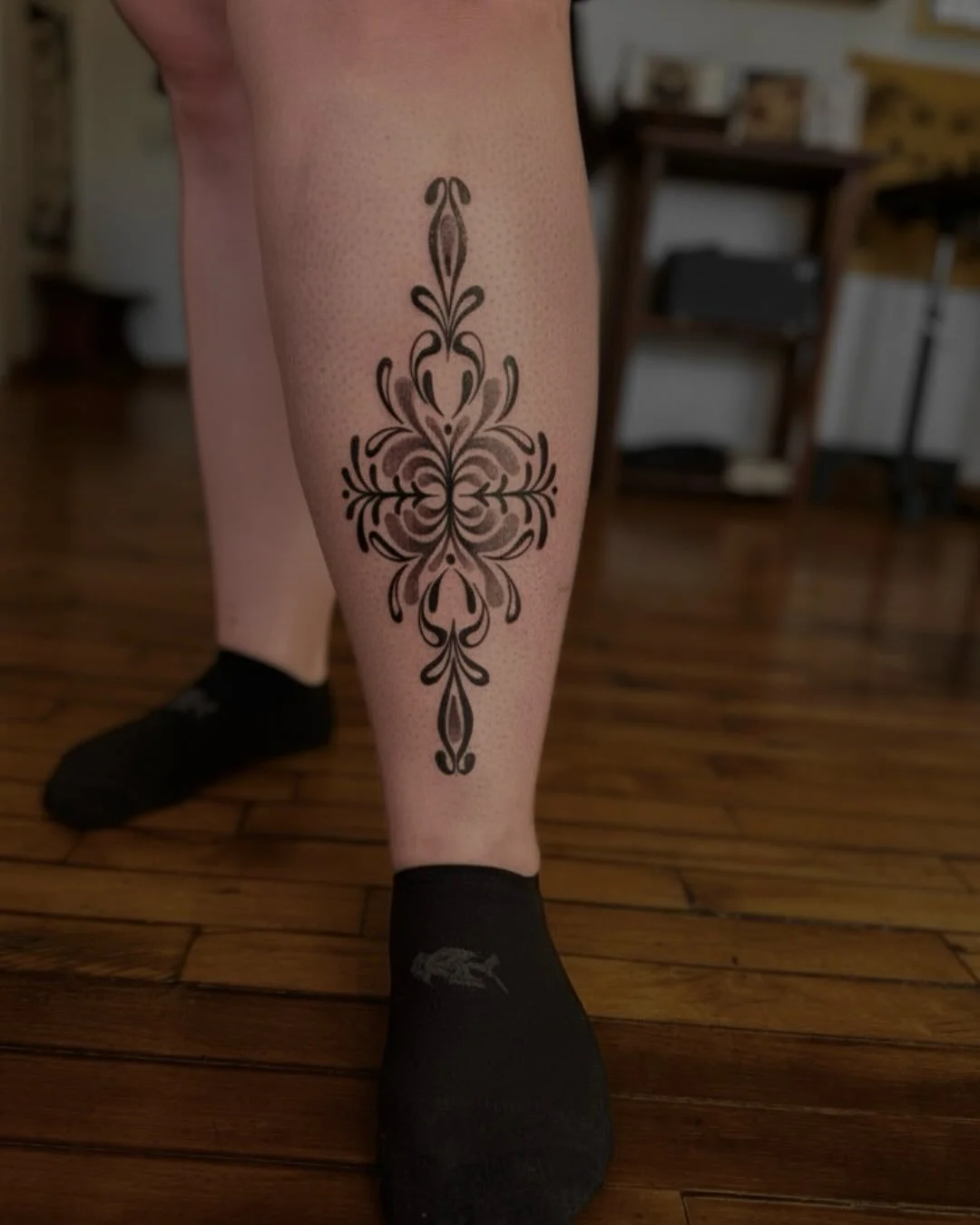 Are you a fan of ornamental tattoos? 🤍
&bull;
machine: @masttattoo.official 
meedles: @emalla.official 
balm&amp;soap: @biotat_ 
stencil: @electrumsupply 
ink: @pantheraink 
&bull;
#blackworktattoo #dotworktattoo #tattoos #ornamentaltattoo #tattoo