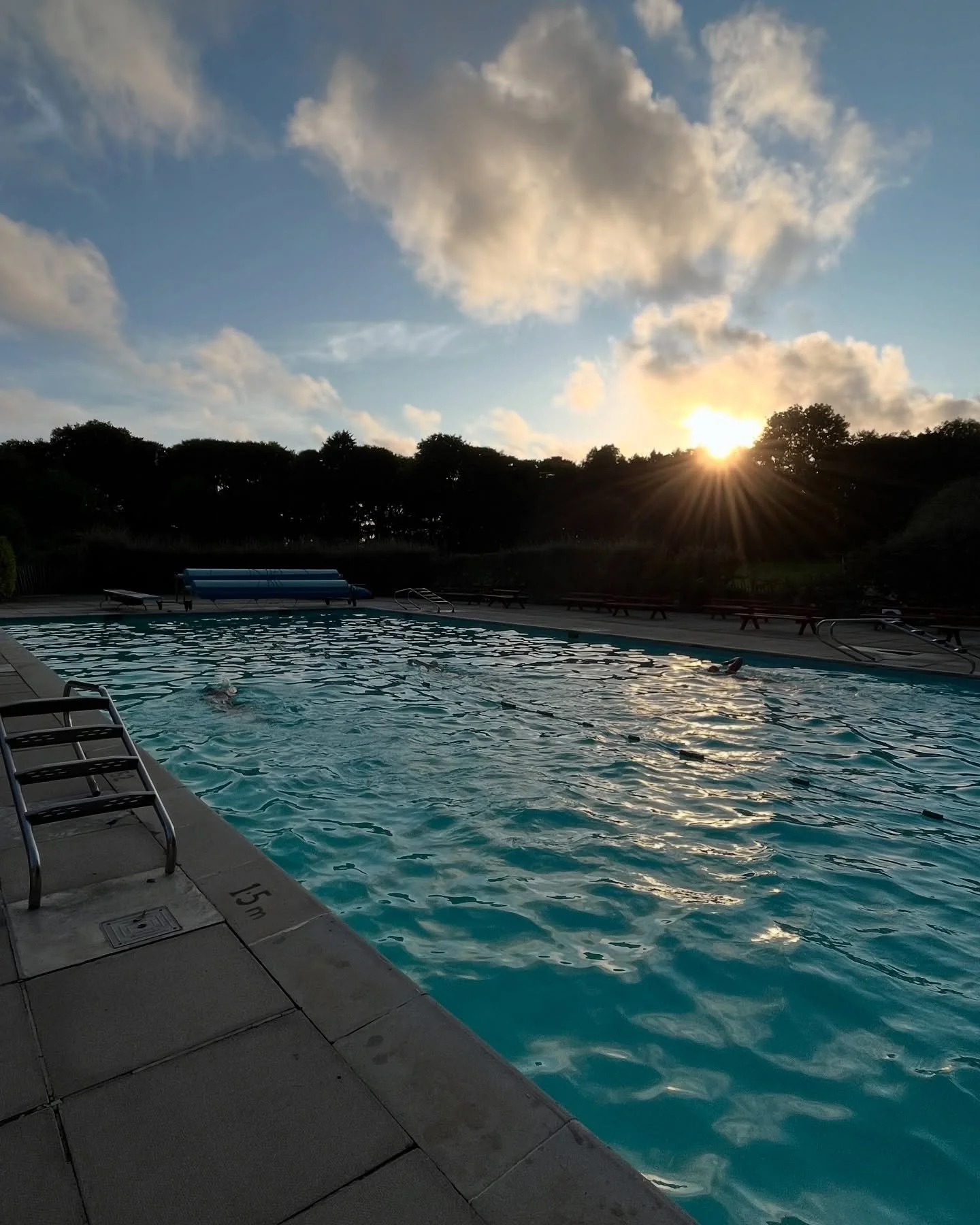 Faster Freestyle just went outdoors 💙

A beautiful hidden gem 🏕️

Running on Mondays &amp; Thursdays 7:30pm until September 🏊🏽🏊🏻&zwj;♀️🏊🏾&zwj;♂️

Book online via the link 👆

#fasterfreestyle #freestyle #swimminguk #swimmingpool #outdoorpool 