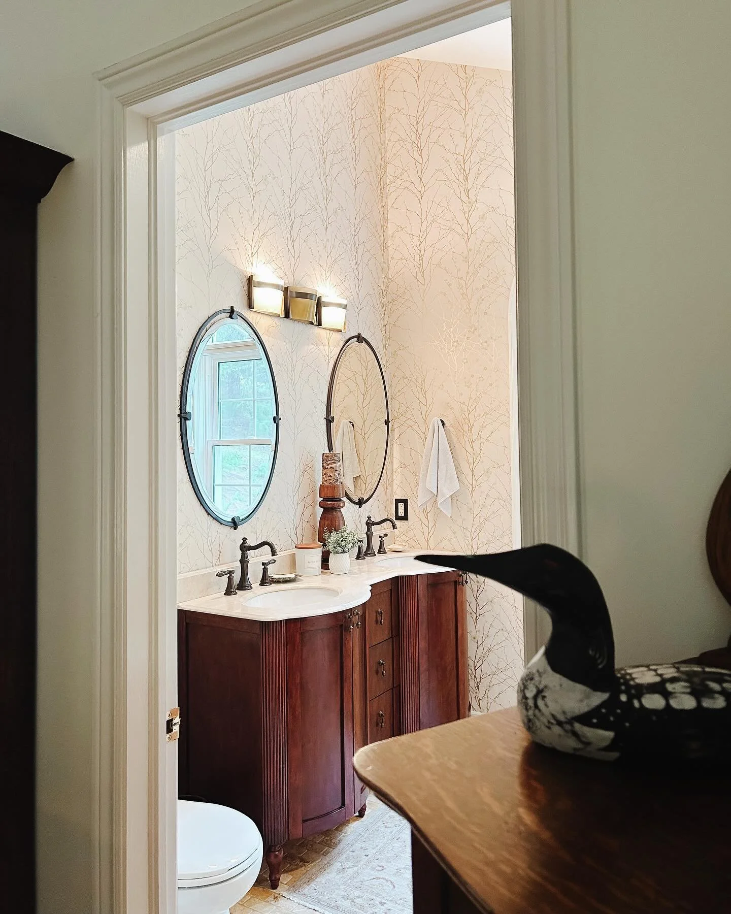 Another beautiful property staged &amp; market ready ✔️ 

From styling the interior of this cottage to grass cutting and outdoor property maintenance we helped enhance the inner beauty of this Trout Lake gem! 💎 

Send us a DM to inquire about interi