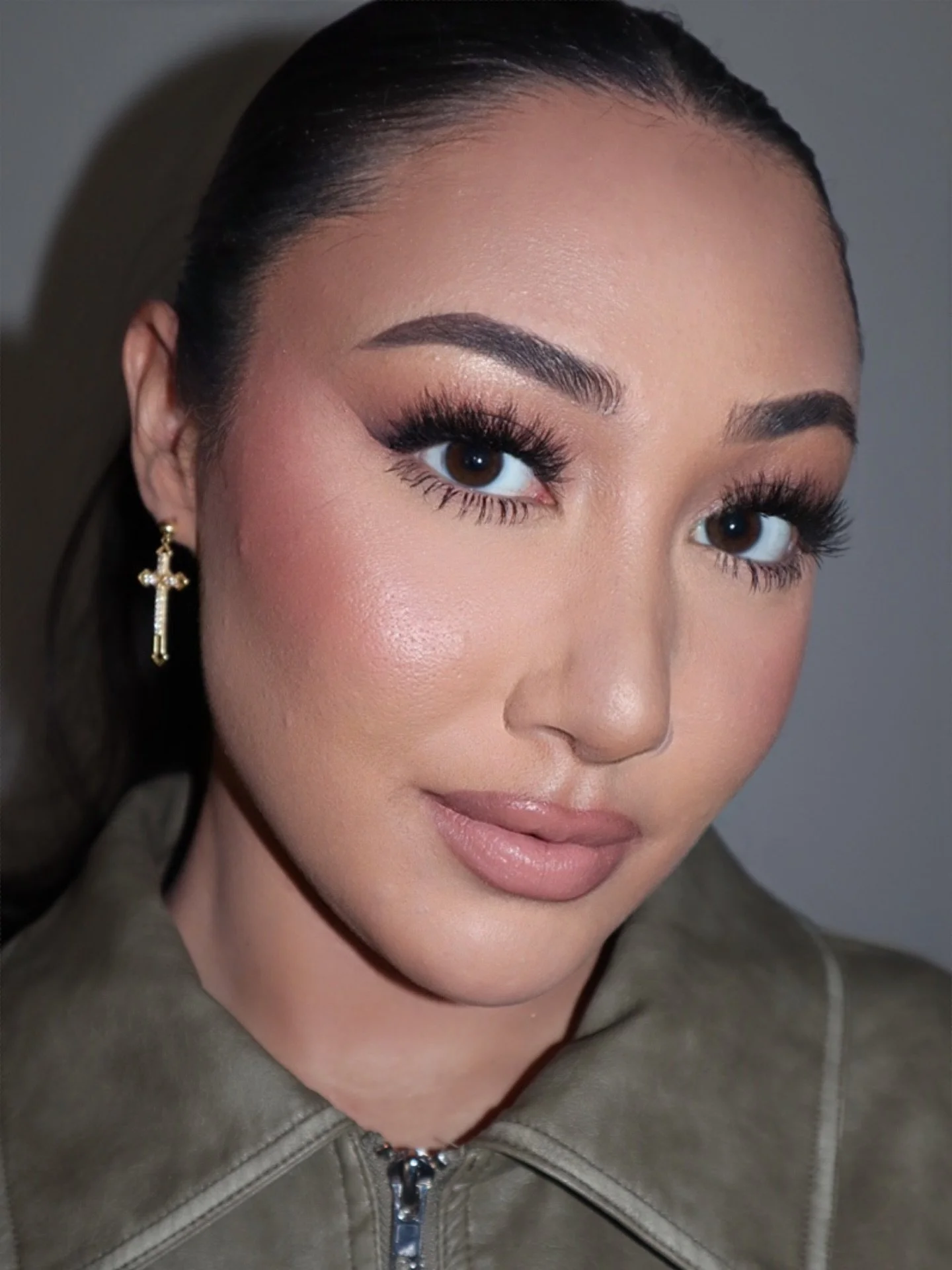 Clean makeup but still full glam ✨

Foundation: @narsissist 
Concealer: @toofaced 
Contour: @lysbeautyofficial 
Setting Powder: @hudabeauty 
Blush: @nyxcosmetics 
Highlighter: @rarebeauty 
Setting Spray: @revlon &amp; @onesize 
Eyes: @morphebrushes @