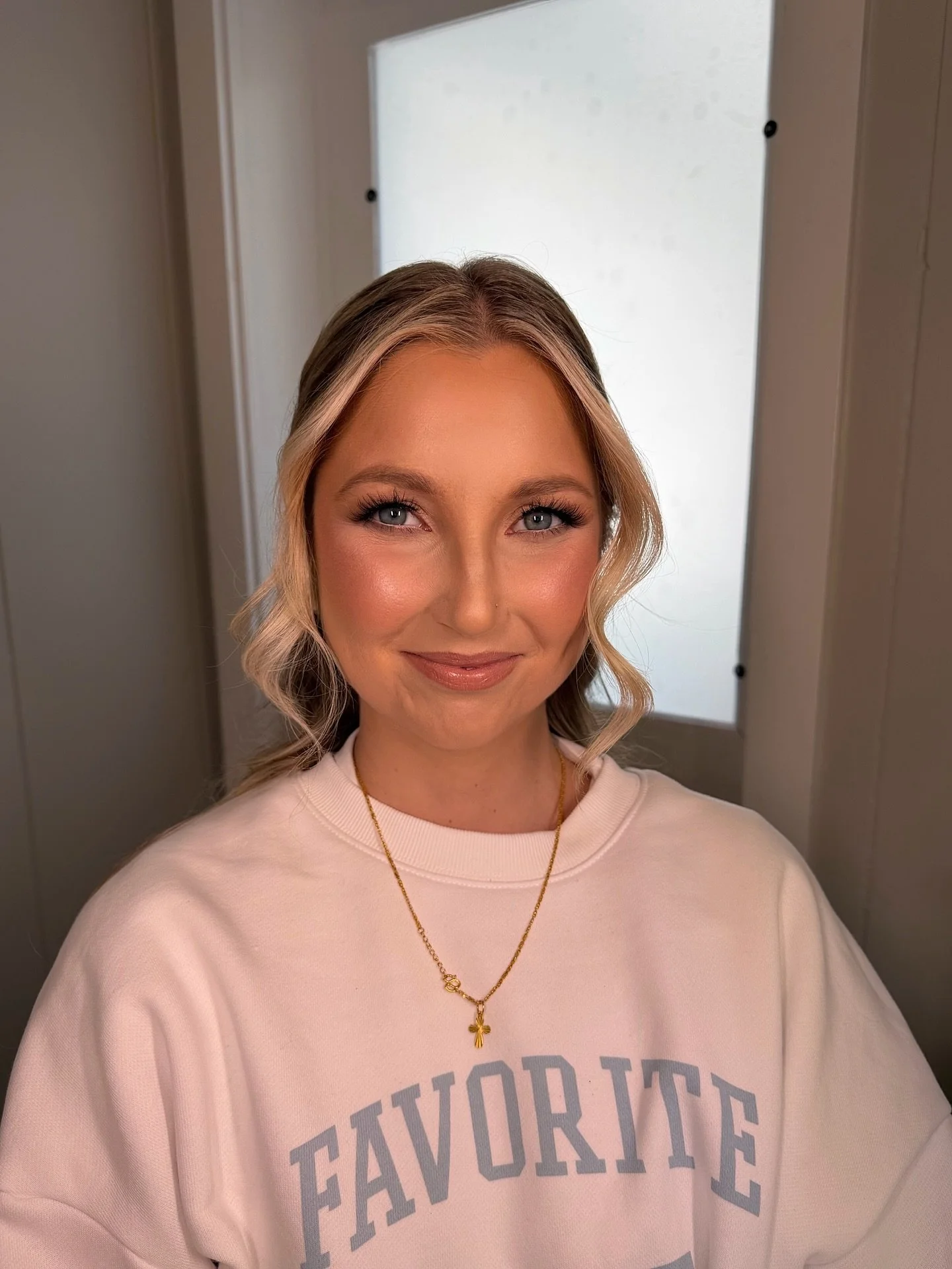 Bridal trial working for @proradiance ❤️

Foundation: @narsissist 
Concealer: @toofaced 
Contour: @lysbeautyofficial 
Blush: @rarebeauty 
Setting Powder: @hudabeauty 
Lip liner: @charlottetilbury 
Lashes: @ardellbeauty 
Brows: @theladycodeshop 
Brow 