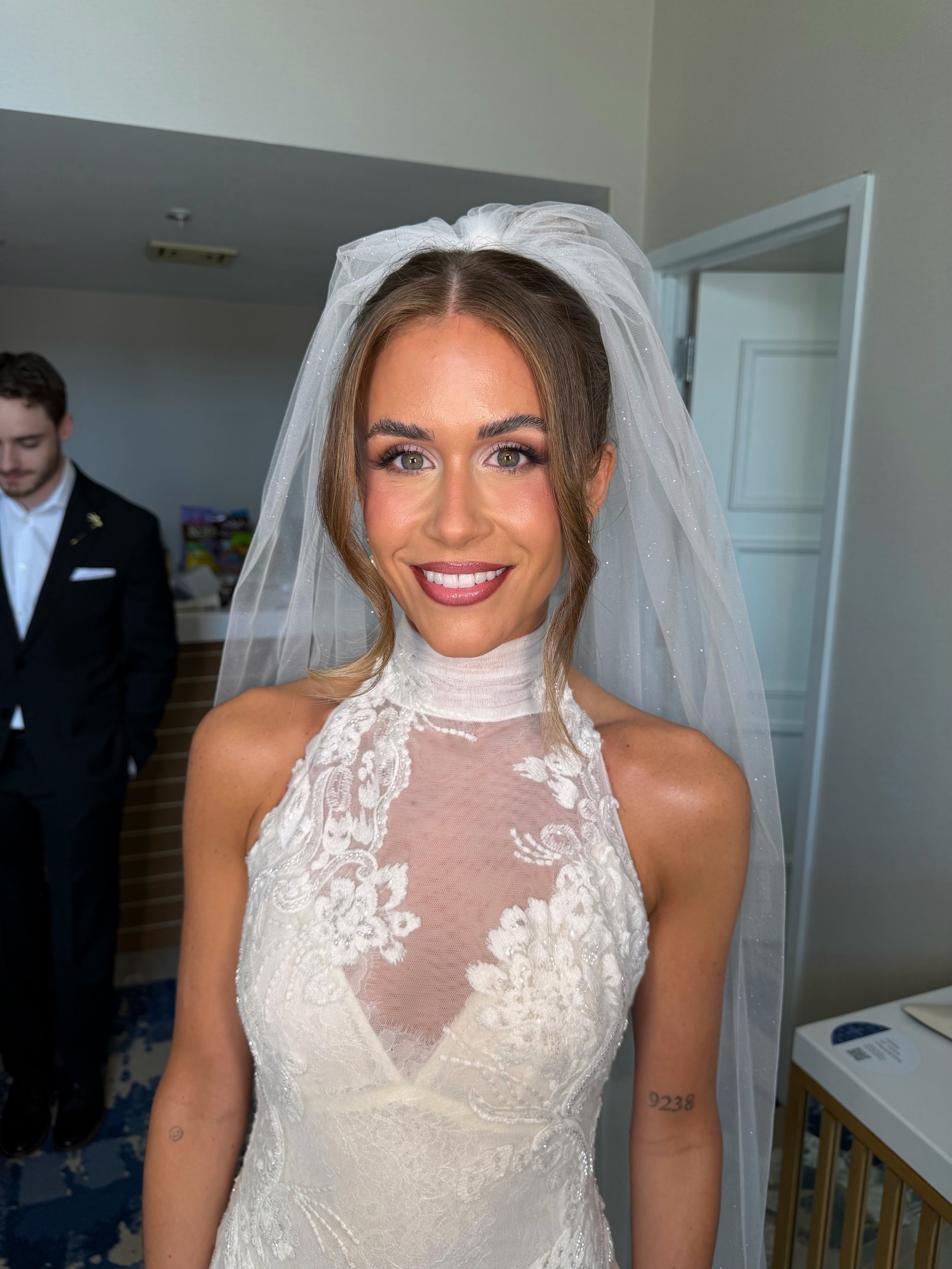Bridal Makeup last weekend working for @proradiance ❤️

Foundation: @narsissist 
Concealer: @toofaced 
Contour: @lysbeautyofficial 
Blush: @rarebeauty 
Setting Powder: @hudabeauty 
Lip liner: @charlottetilbury 
Lashes: @ardellbeauty 
Brows: @theladyc