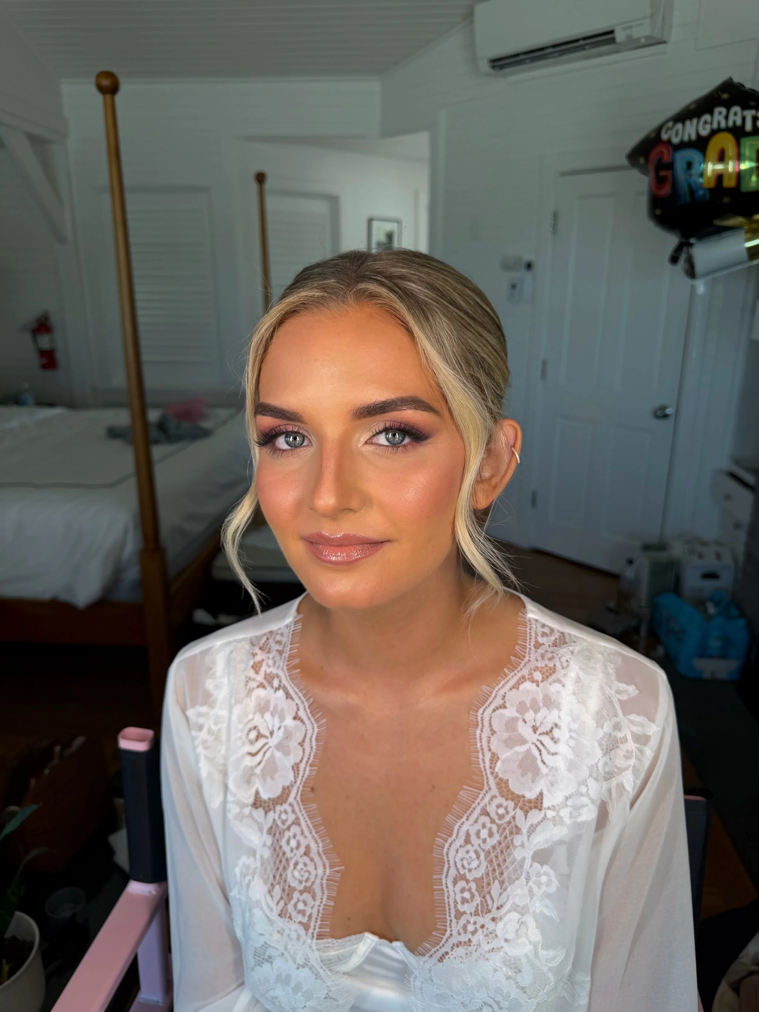 Wedding day bridal makeup 🤍

Working for team @proradiance 

Foundation: @narsissist 
Concealer: @toofaced 
Contour: @lysbeautyofficial 
Blush: @rarebeauty 
Setting Powder: @hudabeauty 
Lip liner: @charlottetilbury 
Lashes: @ardellbeauty 
Brows: @th