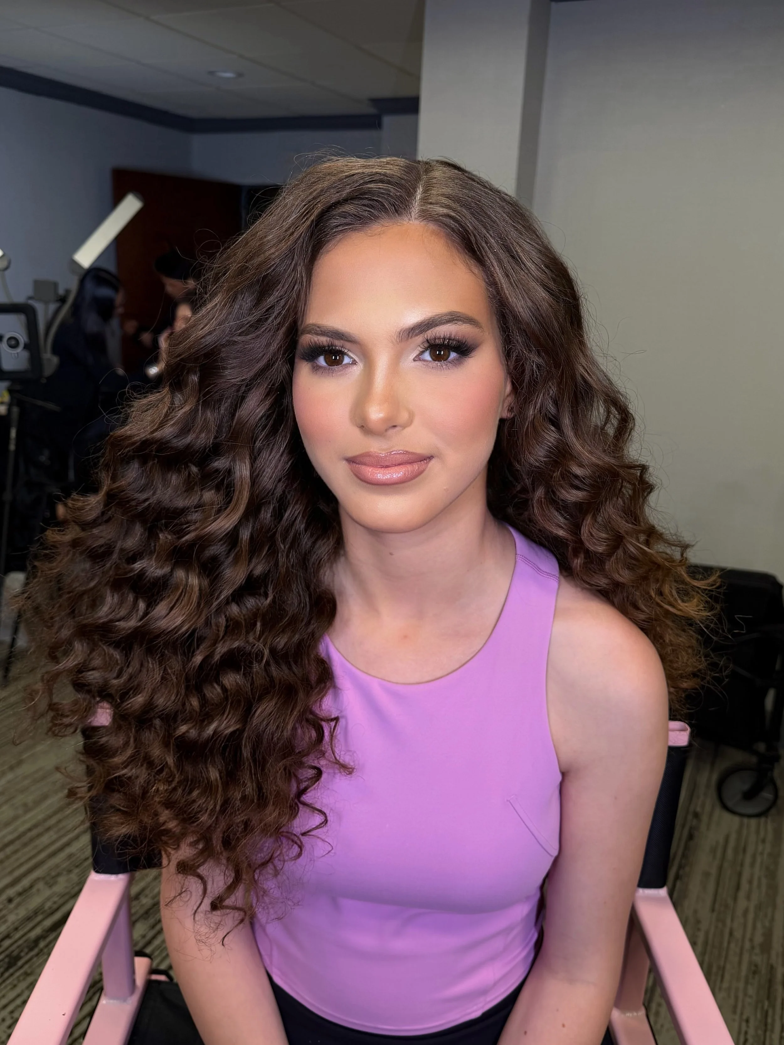 Hair and makeup for Miss CT Teen USA contestant working for @beautybyladycode 🩷

Foundation: @narsissist 
Concealer: @toofaced 
Contour: @lysbeautyofficial 
Blush: @rarebeauty 
Setting Powder: @hudabeauty 
Lip liner: @charlottetilbury 
Lashes: @arde
