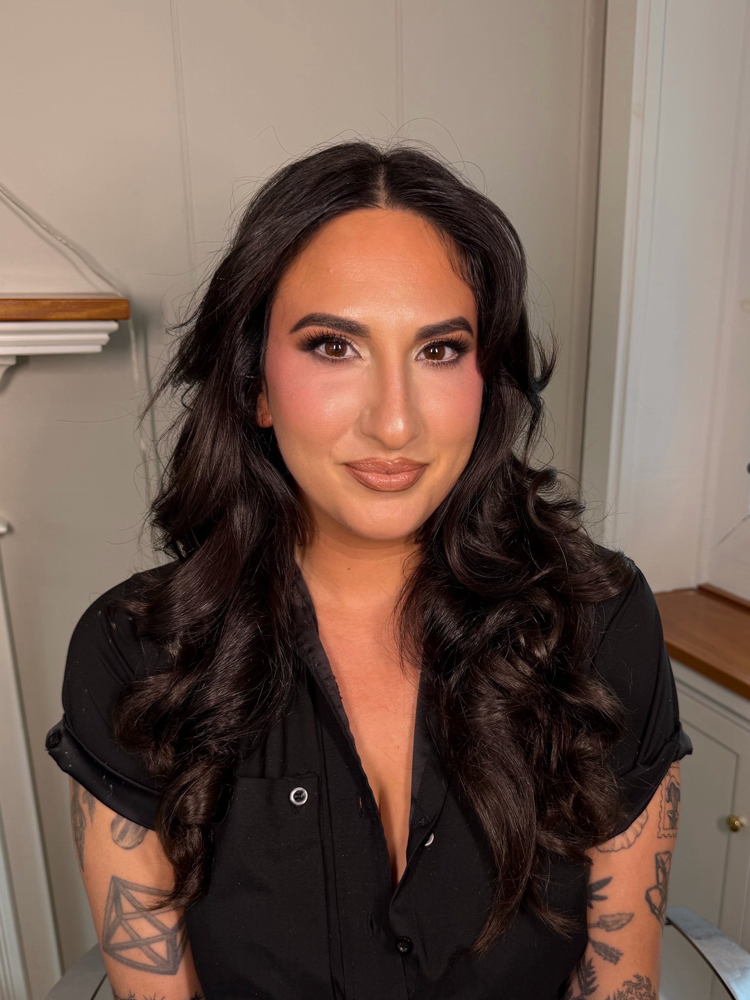 Makeup by me ✨

Working for @proradiance 

Foundation: @narsissist 
Concealer: @toofaced 
Contour: @lysbeautyofficial 
Blush: @rarebeauty 
Setting Powder: @hudabeauty 
Lip liner: @charlottetilbury 
Lashes: @ardellbeauty 
Brows: @theladycodeshop 
Brow