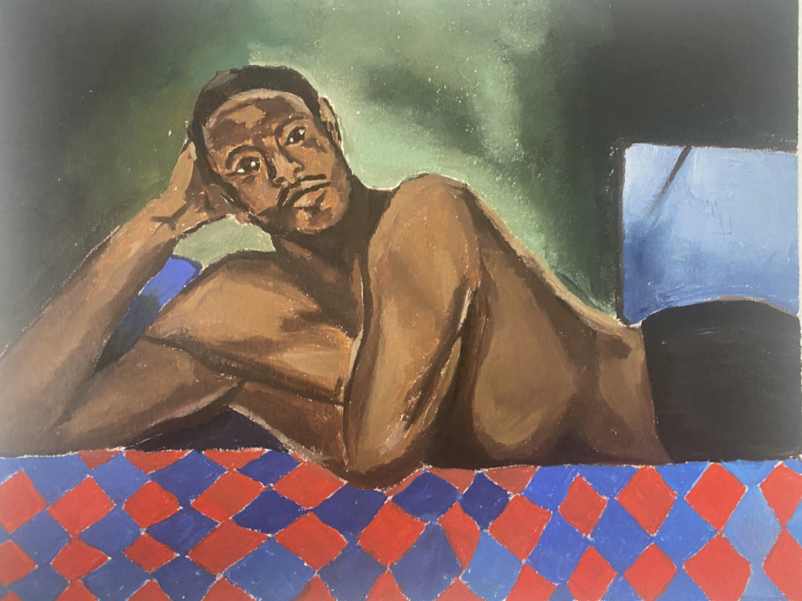 Un hombre acostado en una cama con un tapete con patrón de rombos rojos y azules, con fondo verde y una pared azul a un lado