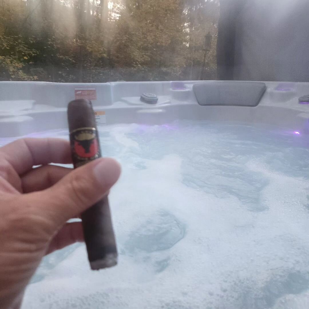 It's a Bodacious evening for the hot tub. 🔥 #fuerteylibre @fuerteylibre  #pssita #cigarsmoking #cigartime