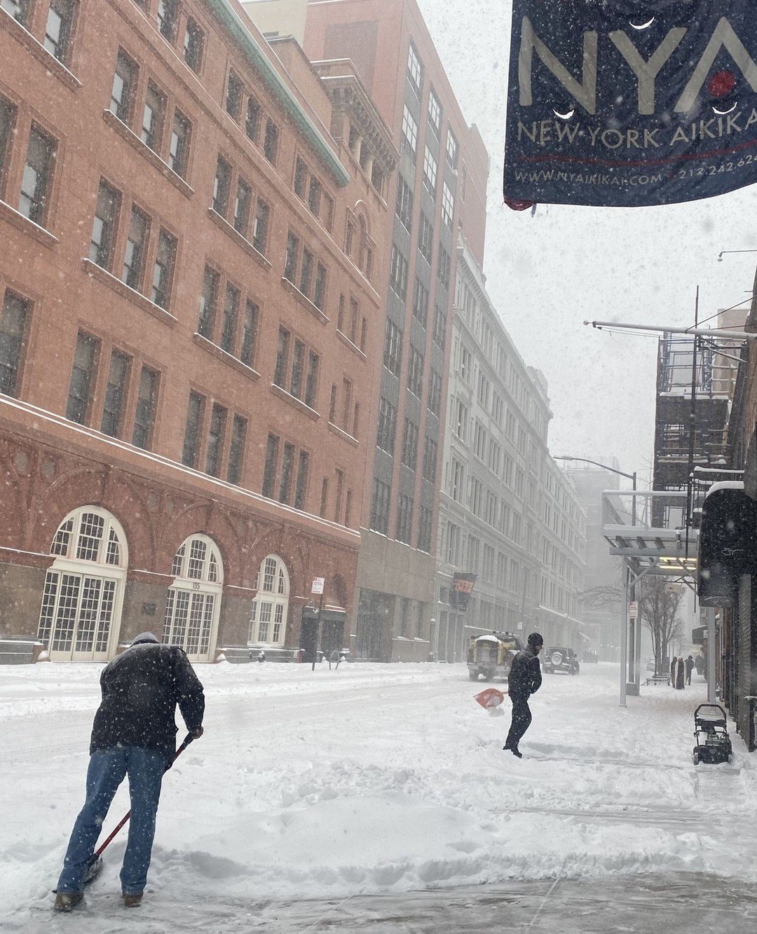 Thank you Zabi, Makiko, and Paul for doing the great job of clearing snow this weekend! It's quite a job. In addition to the street level of cleaning we have to remove snow from the roof. ⁠
⁠
Dojo's closed again today but we'll see you tomorrow!
