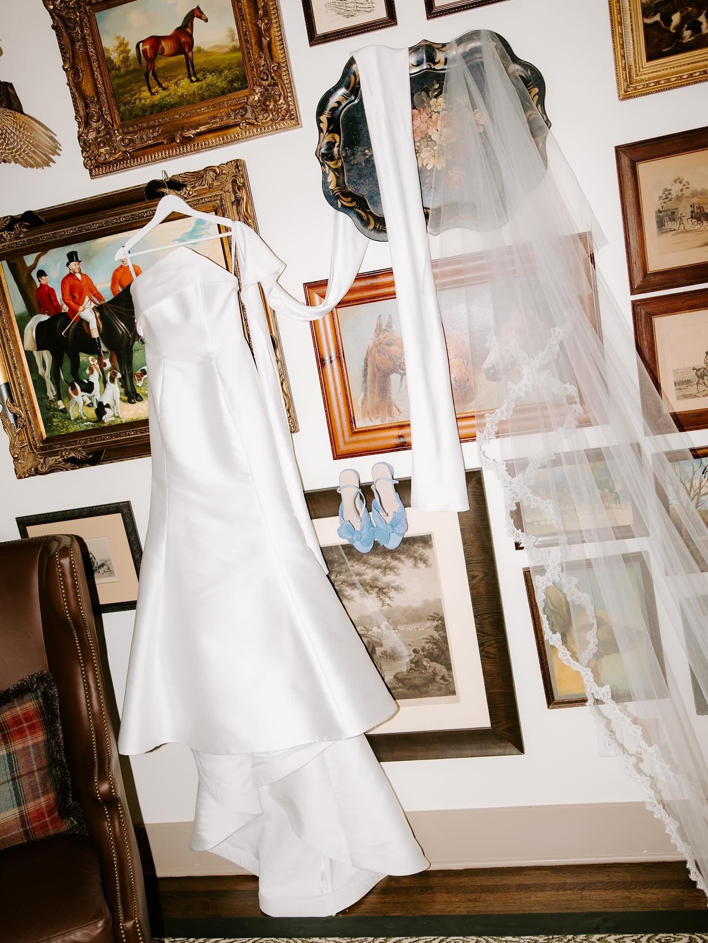 lil&rsquo; MRS hasz how does it feel to be God&rsquo;s favorite? - sharing the first of MANY gorgeous details from the Hasz&rsquo; wedding day! now we sit and wait on all the film to roll in! 🤎🎞️

DRESS DESIGNER @annebarge @annebargebridalatelier B