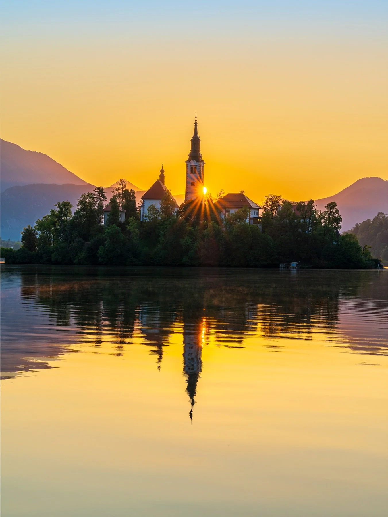 🌄 Lake Bled at Sunrise 🌿✨ One of the most photogenic spots in Europe! The magical Lake Bled in Slovenia is a true paradise for photographers. Early in the morning, when the first sun rays hit the iconic island church and the water is perfectly stil