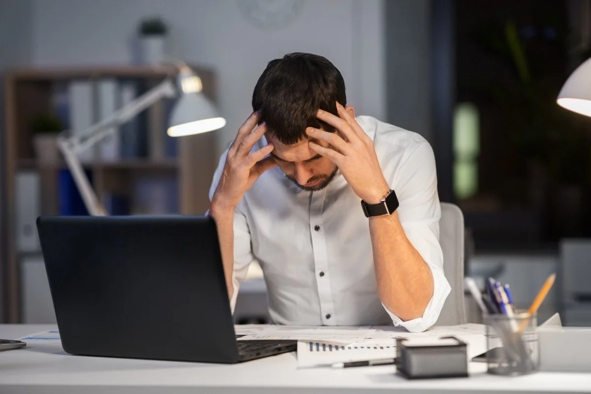 ¿Estás trabajando demasiado? Señales de alerta y cómo poner límites sanos