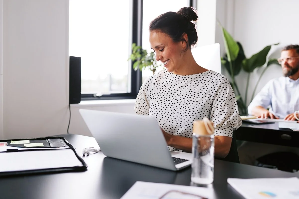 Cómo crear una rutina laboral que mejore tu productividad y bienestar