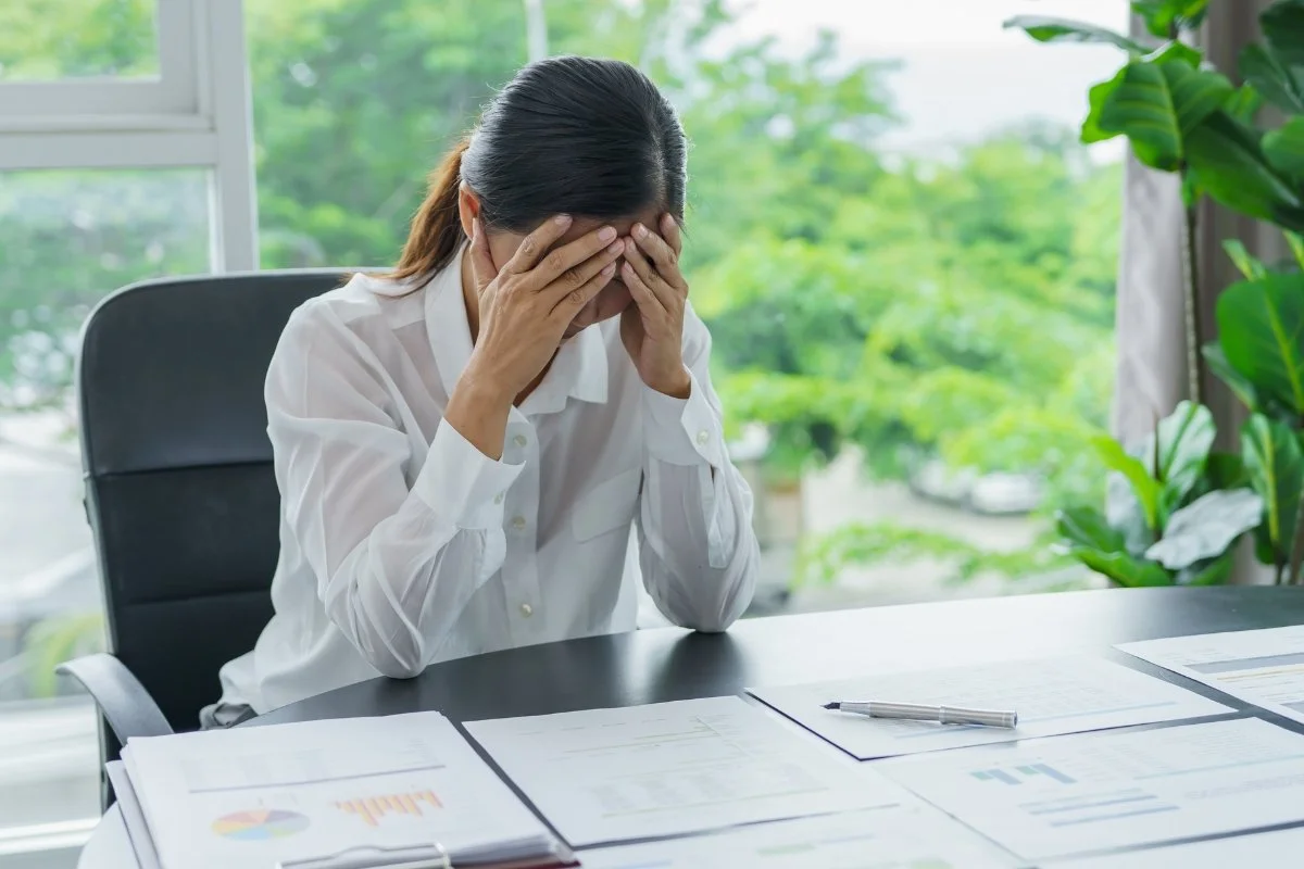 Cómo recuperar la calma tras un momento de enojo en el trabajo