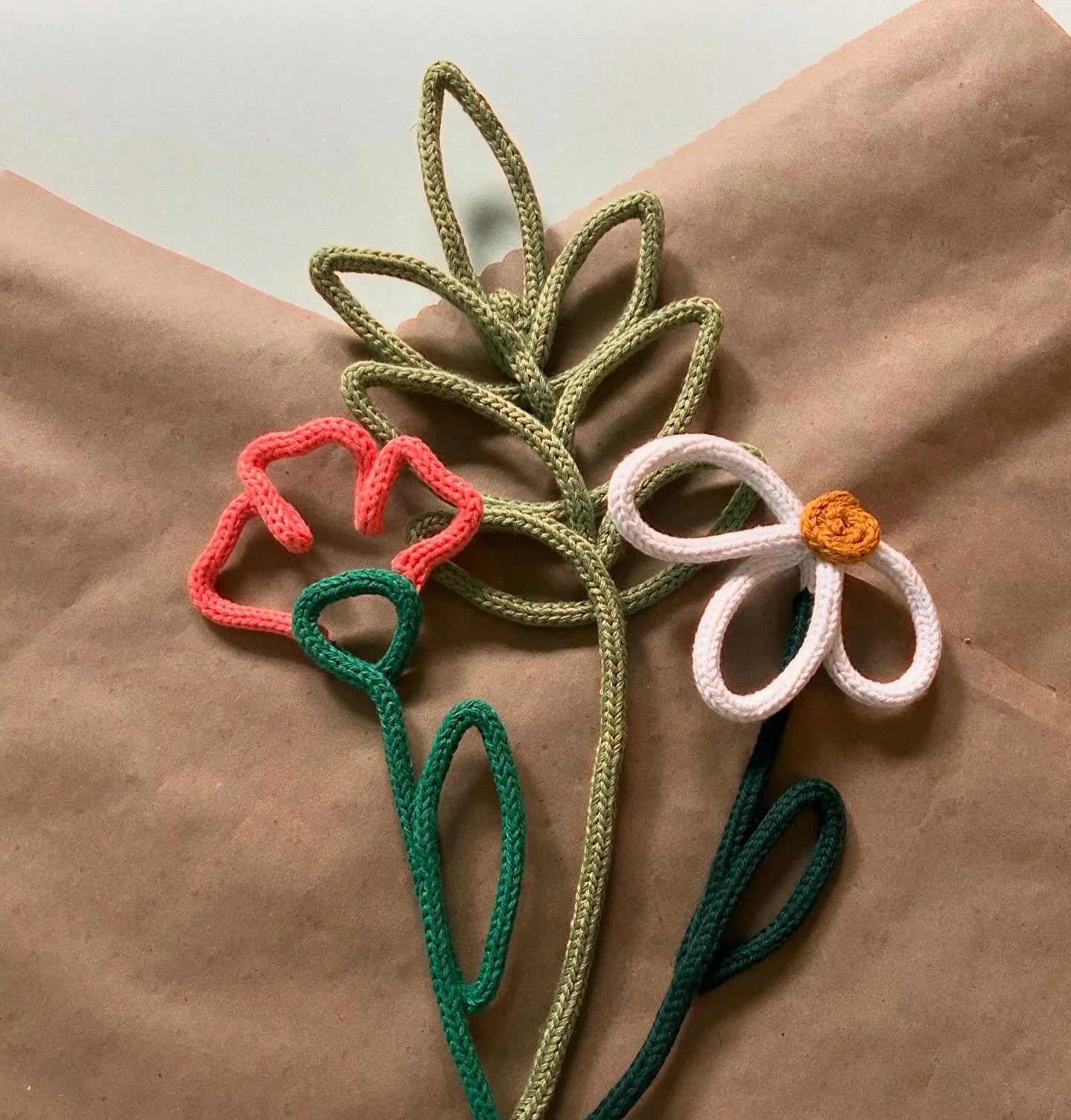 Come see me at @bellevuemarket today from 3-7! I have a sampling of knit flowers for sale at @hilarymadeit table!