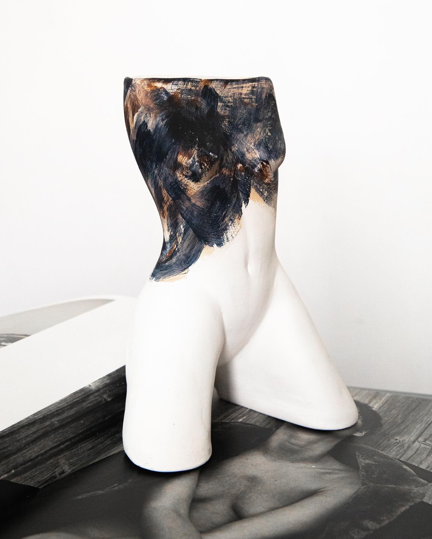 My PODEROSA One of a kind hand-painted ceramic sculpture vase ✨

Height: approximately 22 cm | 8.7 inches

Each sculpture is a limited edition of 85 and is signed and numbered.

&ldquo;As I was painting the series, Disentangling, I felt the need to g