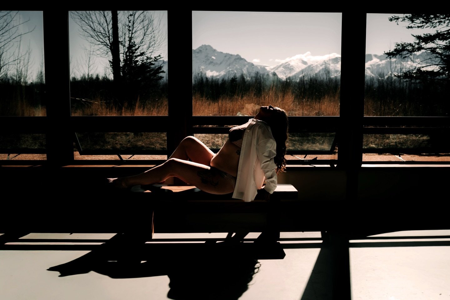 This babe, those mountains. Good grief. 🔥🔥🔥 Thank you for another packed trip, Alaska. I do love you even if I whine about the weather every 5 minutes. 😂
HMUA: @wildwomanhairak 
.
.
.
.
Alaska boudoir photography 
Virginia boudoir photography