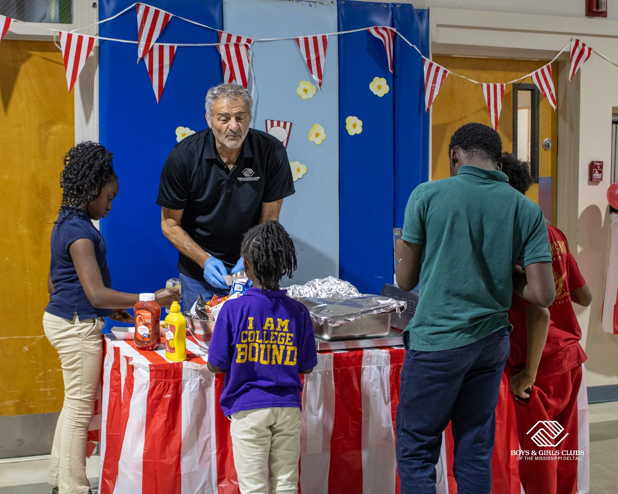 What a night in Tutwiler! 🎉

Our Pop‑In Open House brought out families, future members, and some serious basketball energy. Kids shot hoops with Coach Khristopher Smith, grabbed hotdogs &amp; fresh popcorn from Stephanie Kassem, and signed up for a