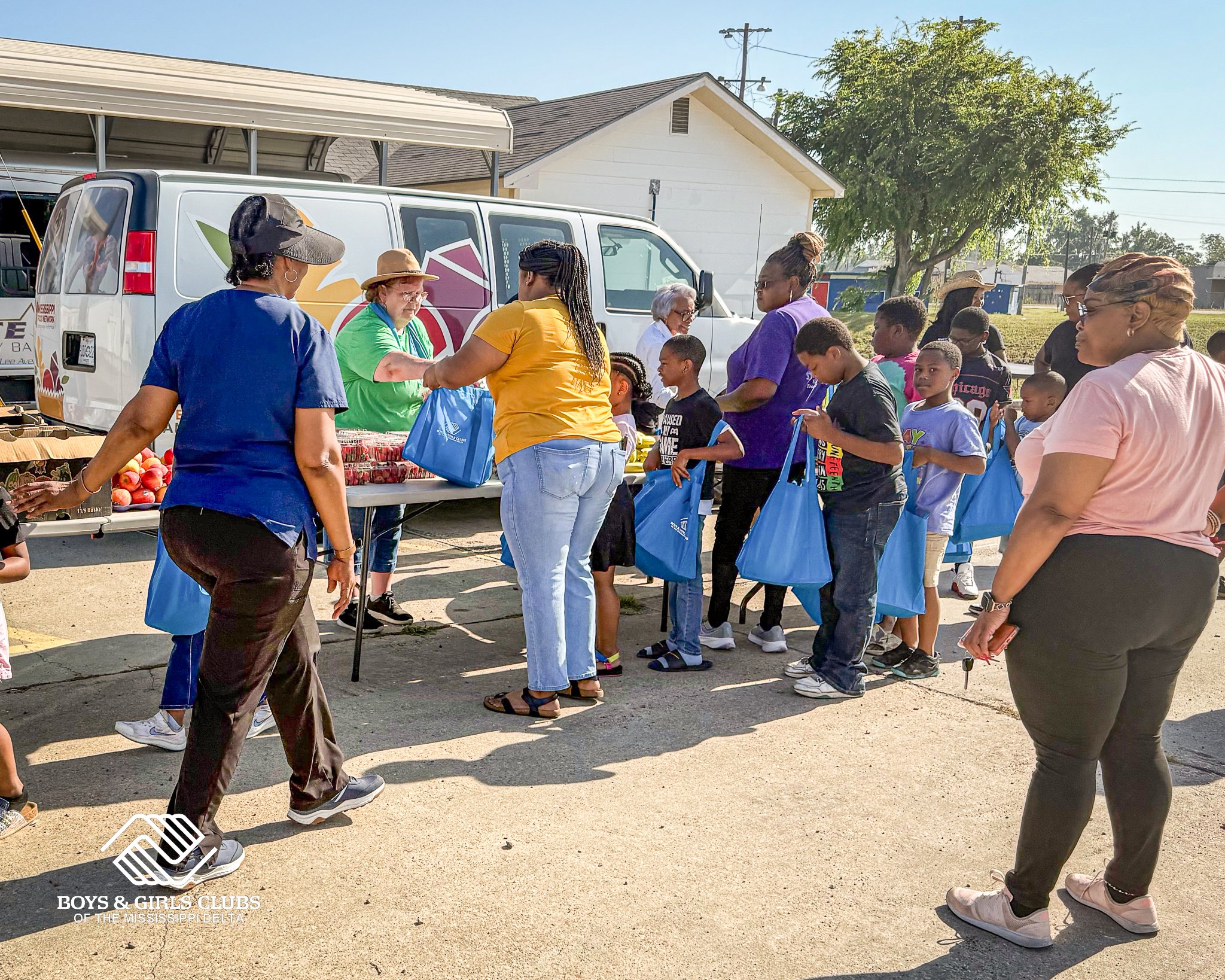 🍎🥕 Fresh produce, happy families!

Molly's Mobile Market brought bananas, strawberries, blueberries, apples, cucumbers, tomatoes, and carrots to our Belzoni Club families on June 30. We love seeing our community come together around fresh, healthy 