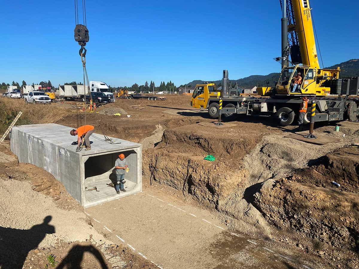 Rogue-Valley-Precast-installing-concrete-box-culvert.jpg