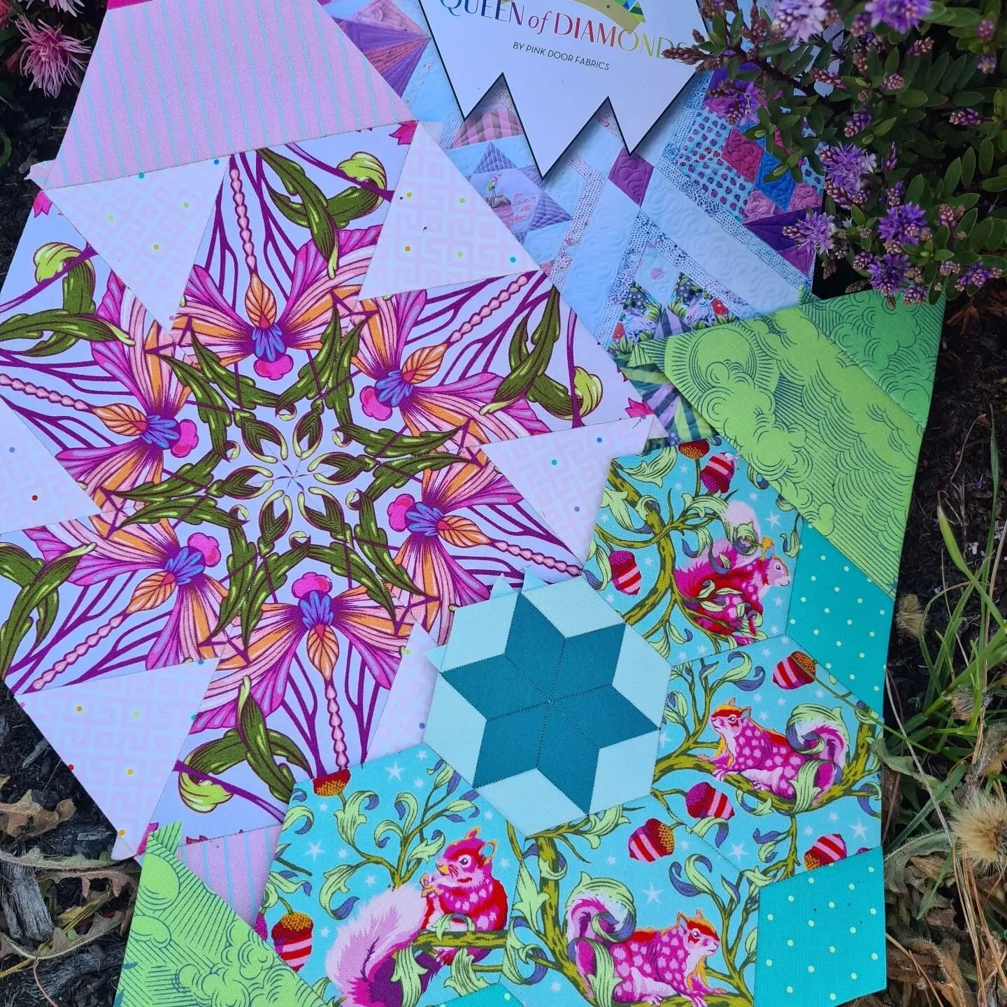 Queen of Diamonds 💎 Month 4 done!!

This month was a bit easier going, helping me to catch up a little bit 😅
.
.
.
.
.
.
#queenofdiamondsquilt #queenofdiamonds #blockofthemonth #pinkdoorfabrics #tulapink #tulapinkfabric #lovewhatido #englishpaperpi